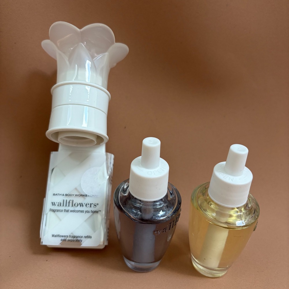 Bath & Body Works Wallflowers White Flower Plug In Diffuser & 2 Mystery Refills